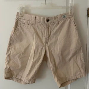 Beige chinosshorts   - Bra skick, storlek 34