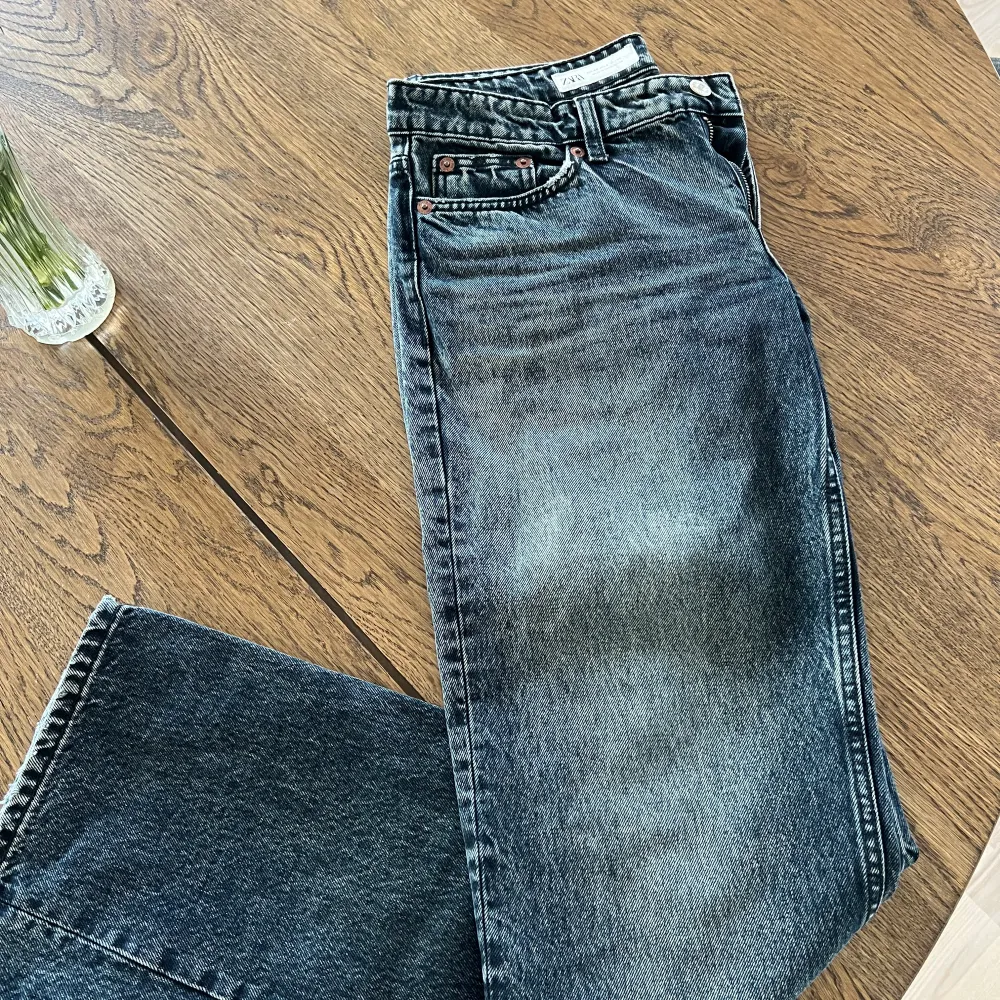 Jeans från zara i staright leg. Super fina passa prerafaelit i längden på mig som är 170!  Stormen 40 men skulle säga att dem passar en 38 bättre. . Jeans & Byxor.