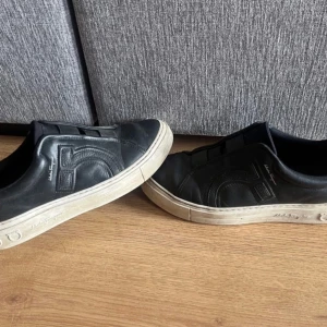 Salvatore Ferragamo skor - För herr i stl 40. Använt skick. Inköpta på ABCD i Göteborg för 4500kr. Dustbag finns men tyvärr ej kvitto. 