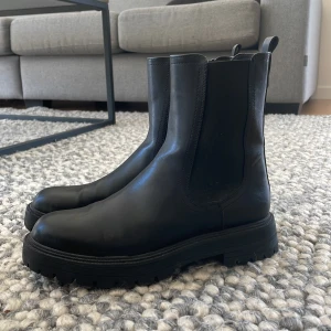 Boots - Svarta boots, jättefina och endast använda en gång då de tyvärr inte passade min fot. Helt i nyskick! 