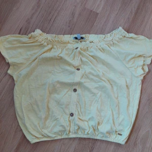 Gul topp hampton republik - Strl 170. Passar även xs / s. Ljusgul i färgen. Säljs inte längre, köpt på Kappahl. Väldigt fin och gullig blus/topp, men används tyvärr inte längre. Hör av dig vid frågor!