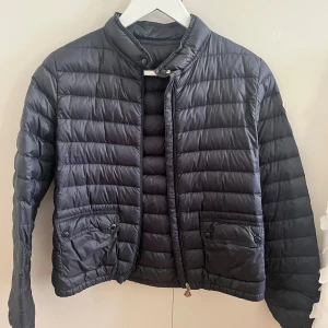 Moncler dunjacka  - Säljer min fina moncler lans jacket. Köpt från deras hemsida, kvitto finns. Storlek 14 är men passar xs-s. Påse finns som man kan ha i fickan och hela jackan får plats i, du får extra knappar + äktenhetskort. 