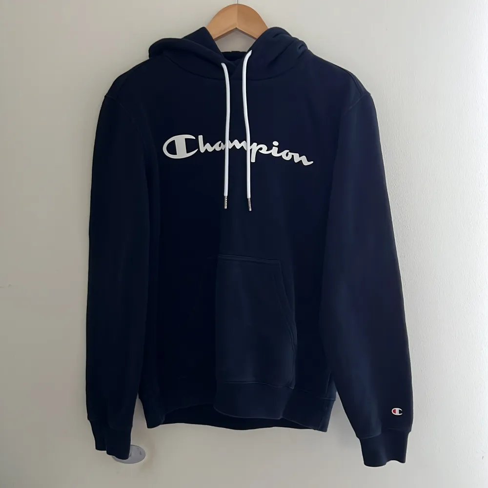 En snygg Champion Hoodie. Ny pris från 500-700kr beroende på butik. Använts fåtal gånger i mycket bra skicka lika gott som ny.. Hoodies.