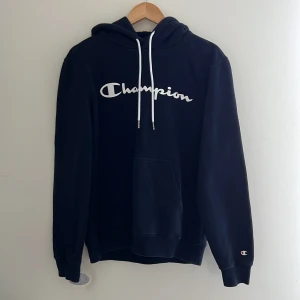 Champion Hoodie - En snygg Champion Hoodie. Ny pris från 500-700kr beroende på butik. Använts fåtal gånger i mycket bra skicka lika gott som ny.