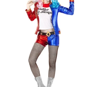 Harley Quinn kostym  - Halloween kostym i jätte bra skick, det som ingår är nätstrumpbyxorna, shortsen, t-shirt, zip tröja, skärp, handske och hårfärg (spray) rosa och blå. Skriv för mer bilder💗