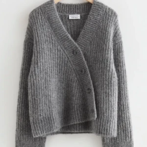 💞SÖKER DENNA OTHER STORIES KOFTAN💞 - Söker den här koftan från Other stories i XS, kan betala bra💕