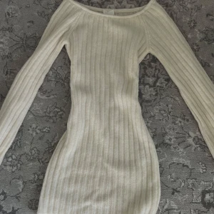 En jättefin stickad klänning från H&m 🤍 - En jättefin stickad klänning från H&m som bara kommit till användning en gång, så den är i perfekt skick. Skicka om du är intresserad att köpa den och vill ha fler bilder. Pris kan diskuteras! 