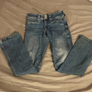 Mörkblåa bootcut - Här ser du ett par mörkblå bootcut lågmidjade jeans i storlek 140. Dem är lite för små för mig och det är därför dem ser ut att vara lite skinny jeans.