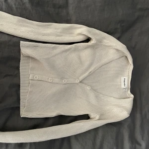 Långärmad knapptröja  - En skön och fin långärmad tröja från Kappahl med knappar. Väldigt skön och sitter perfekt på kroppen oavsett kroppsform, passar till de flesta tillfällena, använd ca 2 gånger. Ny pris 299