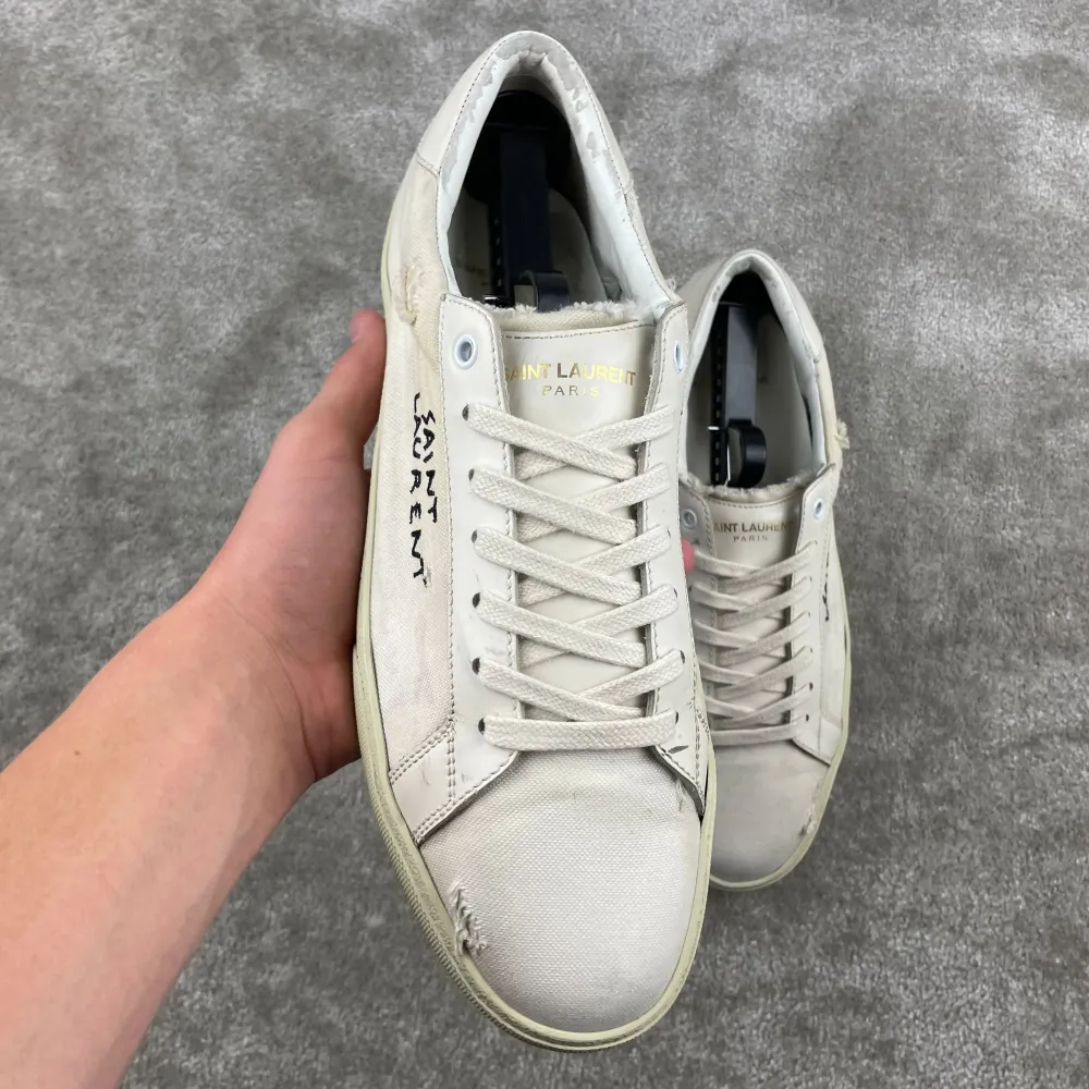 Saint Laurent SL/06 sneaker | Skick: 8/10 |  Storlek: 44,5 | Nypris: 6500 kr | Pris: 2599 kr | Tillbehör: box | Fler frågor? Hör av dig isåfall!. Skor.