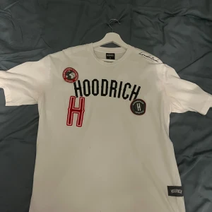 Hoodrich tröja (T-shirt) - Använt den säkert 3-4 gånger, säljer för att den är för stor, köpt den på JD, skick 8/10,  Pris kan diskuteras vid snabb affär!