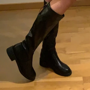 Skor stövlar   - Helt nya. Säljs då jag upplevde de små i storleken🎀