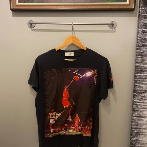 Bastille t-shirt  - Säljer nu min Bastille t-shirt på grund av storleken. Den är i fint skick. T-shirten är som storleken M. 