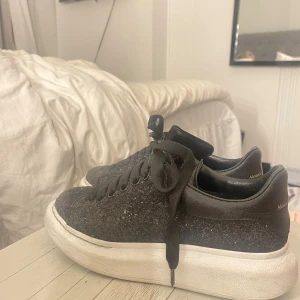 Alexander mcueen skor - Super snygga alexander mcueen skor!! Glittriga i storlek 37.5 men passar mig som har 38!