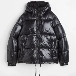 Glansig jacka H&M - Populär glansig jacka från H&M. Köpt för 2 vintrar sedan! Inga defekter på jackan. Kontakta för fler frågor.💕💕