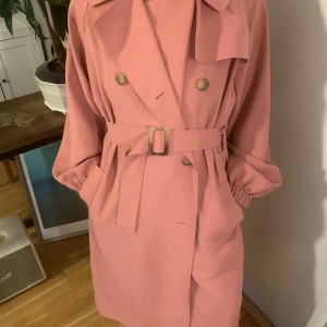 Trenchcoat/kappa - Sjukt fin kappa från märket Tibi. Köpts för: 3000kr med nedsatt pris!! I storlek Xs. Den är använd få gånger men ser ut att vara helt ny!!