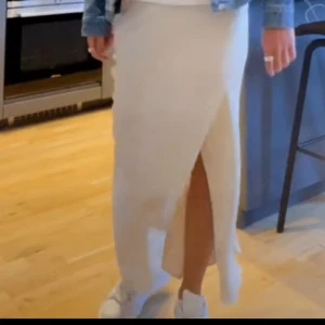 Satin kjol  - Säljer min superfina satinkjol med en slits🥰