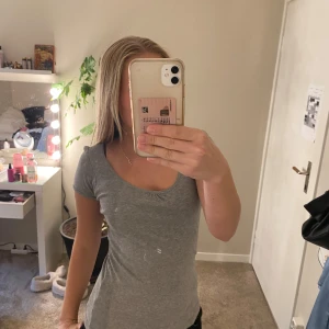 Grå t-shirt - Aldrig använd, jätte fin, skönt material, den är i M men jag brukar ha Xs så den funkar för det med, svalt material