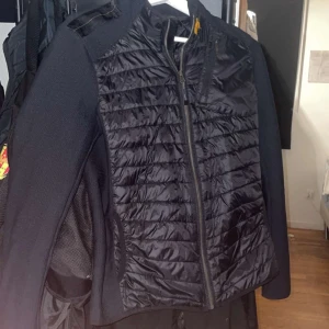 Parajumper  - Fin Parajumper Nolan Hybrid jacka. Köpt för 4200kr. Inga skador på jackan, men har inte kvittot till den där för är priset lågt…! Storlek YL motsvarar 176 Cm. Passar M!