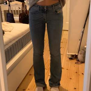 Bootcut jeans från diesel, modell D ebbey Bra skick, lite slitna längst ned. Alltid tvättade enligt instruktion. Storlek W26x32, motsvarar S Low waist