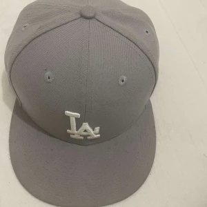 La keps  - Mycket bra skick. Storlek 7,5. Säljer för att jag inte använder den lika ofta som jag trodde att jag skulle göra