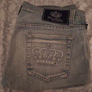 Victoria Beckham shorts - Lowaist victoria Beckham jeansshort säljs!   Jag har själv sytt dem från jeans till shorts och villken e lite synligt på vissa ställen. Även när jag köpte dom hade dom ett litet hål I skrevet som jag täckt med en jeanslapp inifrån.