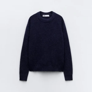 Stickad tröja - Säljer denna jätte gosiga stickade tröjan från Zara. Säljer pga ingen användning. Väldigt bra skick. Köpt för 399kr. Priset kan diskuteras 💕