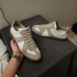 Maison Margiela skor - Extremt feta Margiela GATs! Cond 8/10. Skada vid ena sidan som bara gör dem fetare! Enbart skorna därav det låga priset!