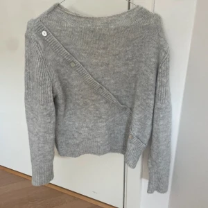 Tröja med knappar - Säljer denhär skitsnygga tröjan med korsade knappar från Design by si😊 Jätte fin och mysig och har inga defekter💕
