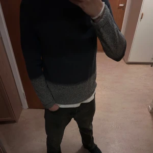 Tröja - Hej! Säljer min tröja från Jack&Jones köpt för 599kr. Och är i storlek M, skick 9,9/10 använd aldrig utan har endast testat den. Den är Väldigt mäktig och elegant.