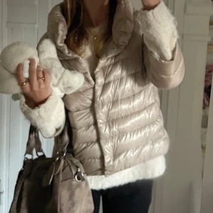 Herno jacka - Sjuk snygg herno jacka som är helt utsåld, stl 40 italienskt vilket motsvarar XS-S!💞💞💞pris kan diskuteras vid snabbtköp!