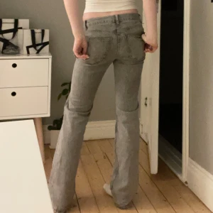 Lågmidjade jeans - Jättesnygga lågmidjade jeans i bra skick förutom små slitningar längst ner orginalpris 500kr💘💘