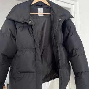 Pufferjacka  - Svart kort pufferjacka