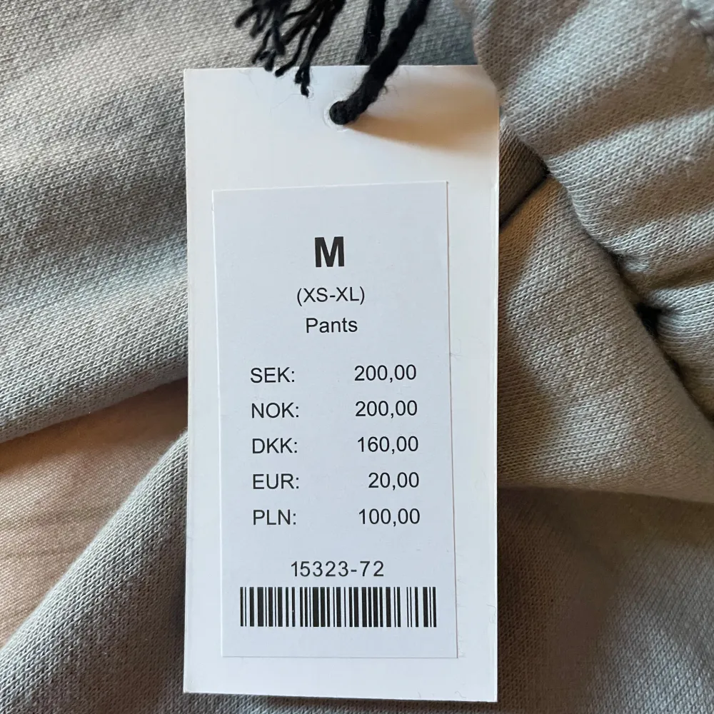 Passar bra ifall man är mellan 165-175 cm lång. ( nerver used, ny ). Jeans & Byxor.