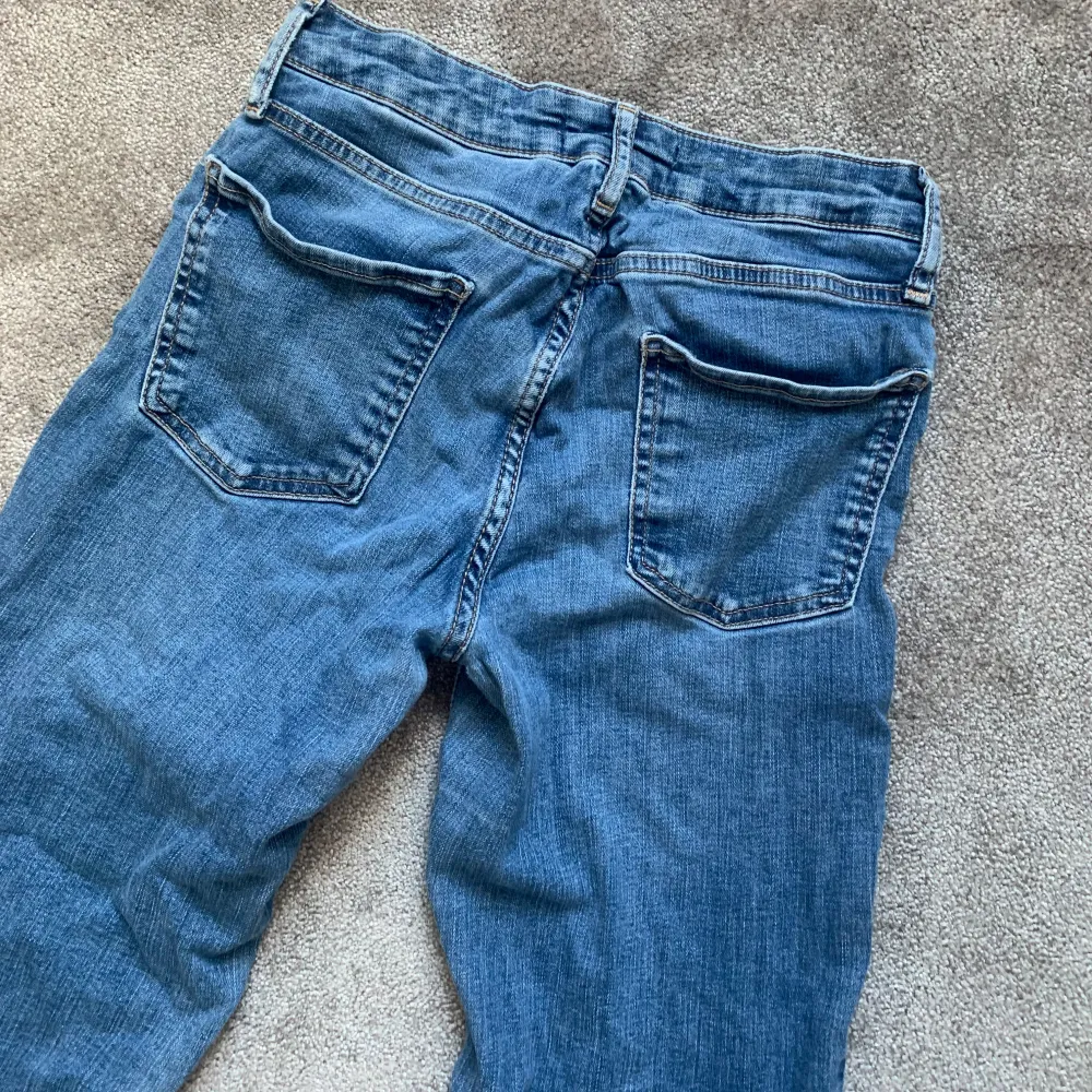 Blå lågmidjade bootcut jeans från zara som är i bra skick 💞 obs avklippta och passar om man är runt 160 cm! Jag på bild är 155 cm . Jeans & Byxor.