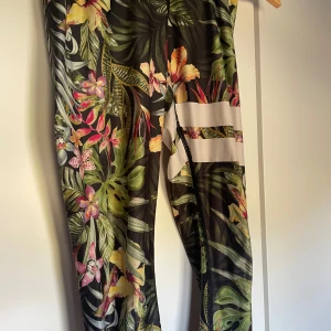 Stronger tights - Säljer dessa stronger tights i storlek XS, använda några gånger men inga defekter. Nypris 800 och säljer för 350kr🤍