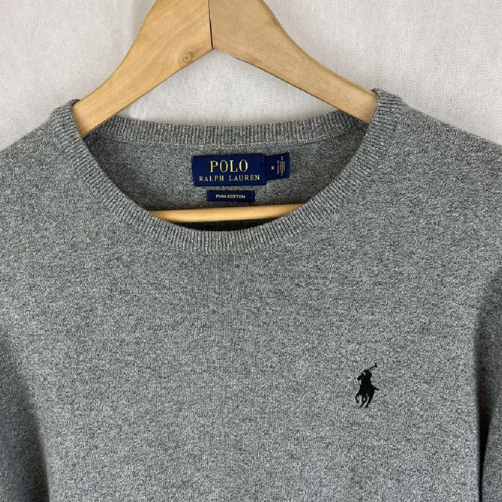 Snygg grå sweatshirt från Ralph Lauren i pima cotton!  Modellen är 184cm och bär storlek M. Tröjan är i ett mycket bra skick! Kontakta gärna vid frågor och funderingar! 🤝🤝. Tröjor & Koftor.