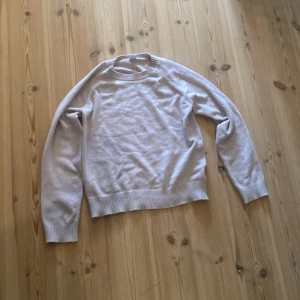 Ljus rosa tröja från Lindex  - Väldigt gosig tröja så köp🥰är i ny skick bara användit en gång. Original pris är ungefär 340kr