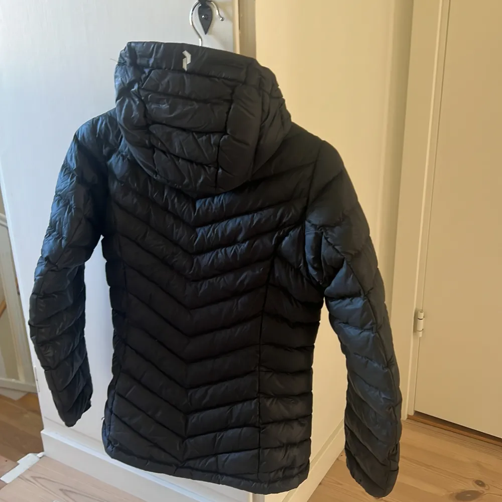 Säljer min svarta tunna Peak jacka i storlek XS. Modellen W Frost Down Hood. Den är för liten för mig, men inga skador och fint skick.. Jackor.