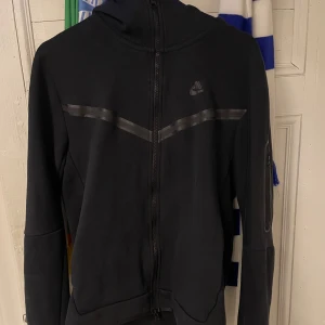 Nike tech fleece - Tjena! Säljer nu min svarta Nike tech fleece då den är för liten för mig och används ej, köpte den på jd i Stockholm för ett tag sen, kvitto finns och fås med, Storlek M