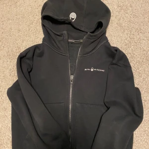 Svart sail racing hoodie - Bra skick använd 2 gånger och säljer pga att jag har växt ut ur den. Hoodien är storlek 160 men passar även 150