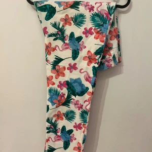 Flerfärgade byxor - En vit och väldigt fin att ha i sommarn med bra kvalité 