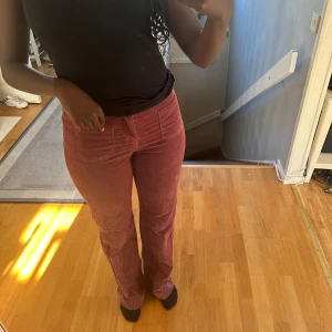 Rosa Manchester byxor - Säljer mina midwaisted rosa Manchester byxor i storlek 34. Jag är 170 cm.