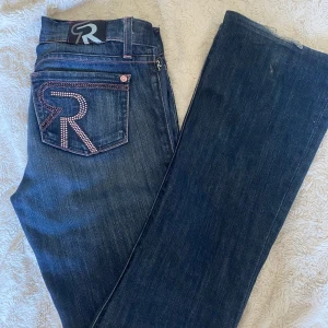 Rock republic lågmidjade bootcut jeans - Säljer mina finaste rock republic jeans då dom är för små för mig, de är utsydda lite längst med benet. Lågmidjade bootcut jeans. Midjemåtten är ca 40 cm. Storlek xs/s❤️