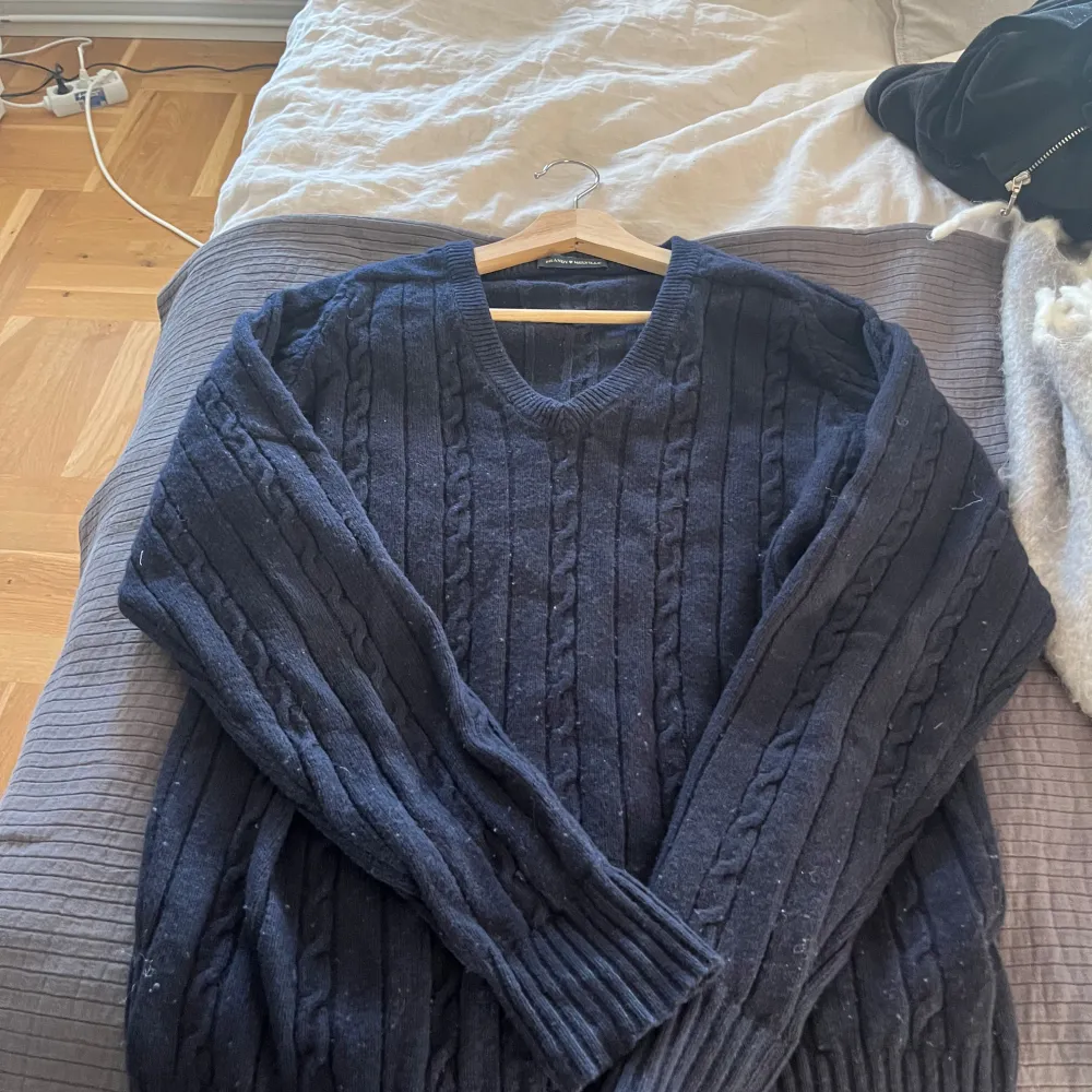 En jätte gosig och fin stickad tröja från brandy Melville köpt år 2022 för ca 450kr. Använd men i gott skick. Den är one-size men skulle säga att den sitter lite oversized på mig som brukar ha S.. Tröjor & Koftor.