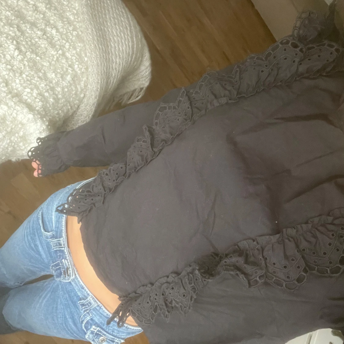 Svart blus med spetsdetaljer