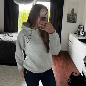 Gina Young hoodie  - Gina young hoodie. Tryck fram och på ryggen, använd 1 gång.