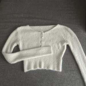 Mysig topp  - En vit topp som inte går att köpa i butik längre den har inga skador och har ett väldigt skönt material plagget passar både xs och s  🤍