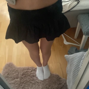Svart kjol - Svart kjol från hm som man kan ha som topp, storlek xs. Hör av dig om du har frågor 💕