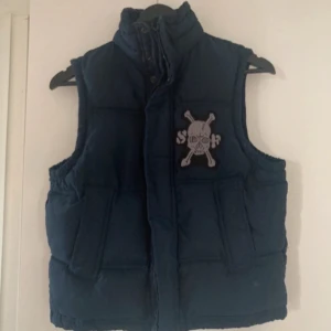 väst - köpt second hand, barnstorlek men passar bra i xs/s🌟